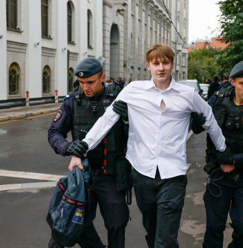 Pie Krievijas Augstākās tiesas policija aiztur "Jabloko" atbalstītāju.