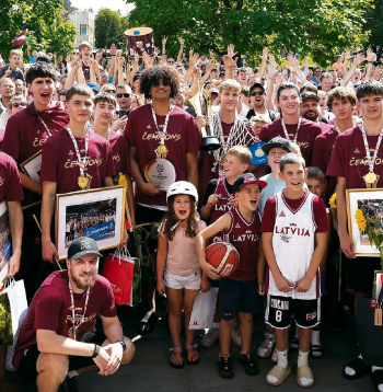 Vēl pirms divām nedēļām par šo komandu zināja tikai pašmāju basketbola aprindās, bet nu tā izpelnījusies ovācijas un komplimentus no daudz plašākas sabiedrības – Latvijas U-16 izlase no Eiropas čempionāta Rumānijā atgriezusies ar zelta godalgām. Šis ir Latvijas otrais čempionu kauss klasiskajā basketbolā kopš tā dēvētās sapņu komandas triumfa pirmajās Eiropas pieaugušo meistarsacīkstēs 1935. gadā. Attēlā: Latvijas U-16 basketbolistus svētdien svinīgā pasākumā Rīgā pie Daugavas sporta nama sagaidīja tuvinieki un līdzjutēji.