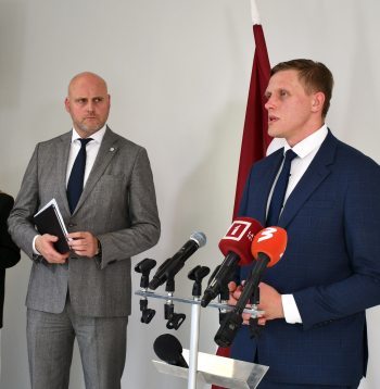 Vārdi "Kulbergs teica", "Dombrava darīja" izskan apstiprinoši, nesatricināmi un uzliek ticamības zīmogu jebkam notiekošajam. 