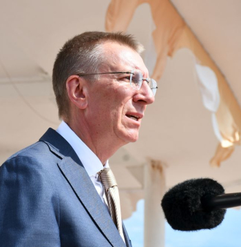 Valsts prezidents Edgars Rinkēvičs piedalās Vissvētākās Jaunavas Marijas debesīs uzņemšanas svētku galvenajā Svētajā Misē Aglonā.