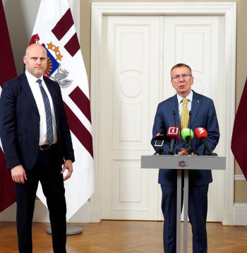 Valsts prezidents Edgars Rinkēvičs (no labās) un Ministru prezidents Andris Kulbergs Rīgas pilī.
