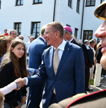 Valsts prezidents Edgars Rinkēvičs (centrā) piedalās Vissvētākās Jaunavas Marijas debesīs uzņemšanas svētku galvenajā Svētajā Misē Aglonā.