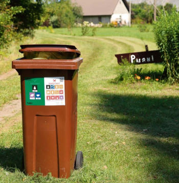 Cenu pagasta "Purņu" mājās atkritumus šā gada jūnijā neizveda. Pēc daudzkārtējas vēršanās SIA "Jelgavas novada KU" šā gada 15. jūlijā konteineru atveda. To izveda 15. augustā. Saimniece Inguna Bergmane teic, ka saskaņā ar noslēgto līgumu atkritumu izvešanai būtu jānotiek reizi mēnesī, 28. datumā. Kaimiņu mājās "Apšenieki" atkritumu konteinera nav aizvien.