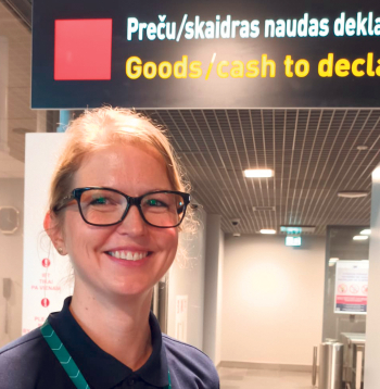 "Daudz, ieskaitot skaidras naudas neatļauta apjoma ievešanu, atklāj kinologi. Tāpat saņemam arī iepriekšēju riska informāciju un mums ir savas specifiskās metodes, ko saprotamu iemeslu dēļ nevaru atklāt," par ievešanas pārkāpumu atklāšanu izteicās RIX Rīgas lidostas muitas kontroles punkta virsuzraudze, muitas policijas majore Linna Mukāne.