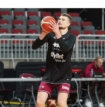 Krišs Helmanis pievienojies Buenosairesas "Boca Juniors" organizācijai, kas pasaulē slavena ar vienu no labākajiem Dienvidamerikas futbola klubiem, bet tās paspārnē ir arī basketbola vienība. Iepriekšējā sezonā groza bumbas meistari uzvarēja Amerikas Čempionu līgā, vietējās meistarsacīkstēs samierinoties vien ar ceturto vietu. 