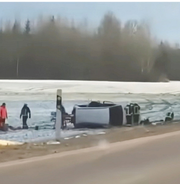 Mašīnai kūleņojot, četri mašīnā sēdošie cilvēki ar milzu spēku izmesti ārā pa logiem.