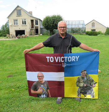 "Cenšos runāt, stāstīt, ko esmu redzējis un piedzīvojis Ukrainā, esmu vairākas reizes bijis arī frontē," saka Aigars Stonis, pārliecinot cilvēkus, ka Ukrainai jāpalīdz.
