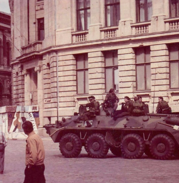 Padomju armijas bruņutransportieris pie Latvijas Radio ēkas, kuras ieeju vēl sargā janvāra barikāžu notikumos saliktie dzelzsbetona bloki.