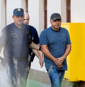 Horvātijas policisti 2026. gada 20. augustā pavada Ukrainas pilsoni Volodimiru Žuravļovu (centrā), profesionālu nirēju, kurš tiek turēts aizdomās par saistību ar 2022. gadā notikušo gāzesvadu “Nord Stream” sabotāžu, uz Pulas apgabaltiesu Horvātijā. Žuravļovs tika aizturēts 19. augustā Horvātijā aizdomās par līdzdalību “Nord Stream” gāzesvadu, kas savieno Krieviju un Vāciju, spridzināšanā 2022. gadā. Vācijas Federālā ģenerālprokuratūra paziņoja, ka Žuravļovs, kurš ir apmācīts nirējs, aizturēts Pulā un tiek “pamatoti turēts aizdomās par kopīgu sprādzienu izraisīšanu”.