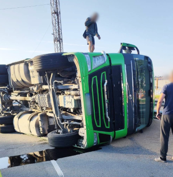 Avarējušais kravas auto.