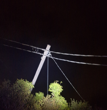 "Sadales tīkls" strādā pie vētras izraisīto elektrotīkla bojājumu novēršanas.