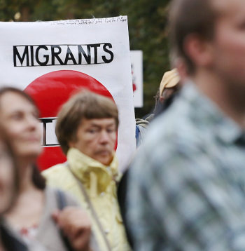 Pētījumu centrs SKDS pagājušā gada novembrī veicis rīdzinieku aptauju par viņu attieksmi pret migrantiem un migrācijas radītajiem riskiem, un secināts, ka 57% no aptaujātajiem satrauc iespējamais noziedzības pieaugums. Attēlā: pikets Rīgā pret imigrāciju 2015. gadā.