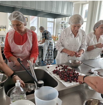 Biedrība "Kuldīgas Senioru skola" ir viena no aktīvajām organizācijām, kas veicina senioru sociālo iesaisti, līdzdalību vietējās kopienas dzīvē un jaunu prasmju apguvi. Attēlā: Kuldīgas Senioru skolas dalībnieces projektā "Kulinārais stāstu klubs" mācās jaunas receptes un prasmi sadarboties.