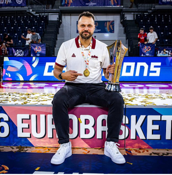 Edijs Šlesers – pirmais treneris, kurš kādu no Latvijas jaunatnes izlasēm aizvedis līdz Eiropas zeltam.