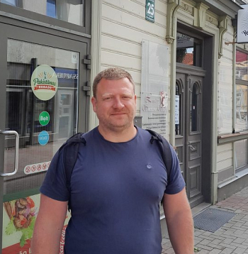 Jānis Rupeiks pie kebabnīcas Liepājā – tās darbinieks vēlējās iepazīties ar viņa 11 gadus veco meitu.