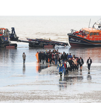 Šis foto no Kentas grāfistes ir jau vēsture. Tagad migranti pa ūdensceļiem vienā piegājienā ierodas Apvienotajā Karalistē daudz lielākā skaitā. Šis foto no Kentas grāfistes ir jau vēsture. Tagad migranti pa ūdensceļiem vienā piegājienā ierodas Apvienotajā Karalistē daudz lielākā skaitā.