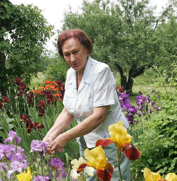 Māra Svīre stāsta, ka par savu tuvinieku kapiem maksā kapu kopējiem – kapi esot sakopti un viņai prāts par to ir mierīgs.
