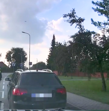 Pašvaldības policists runā ar noķerto dzērājšoferi.