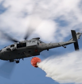 Smiltenes novadā trenējas dzēst plašu meža ugunsgrēku ar NBS helikopteru.