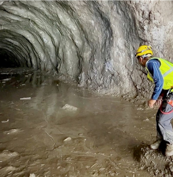 Specializētie glābēji koncentrējas uz meklējumiem hidroelektrostaciju tuneļos.