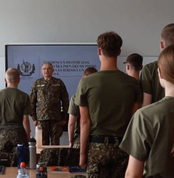 Pirmajā kursā uzņemti 24 jaunieši, kuri četru gadu laikā līdztekus vidusskolas izglītībai apgūs militārās prasmes. 