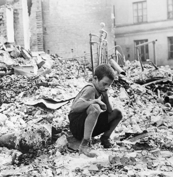 Jauns poļu zēns savas mājas drupās pēc Vācijas gaisa uzlidojuma Varšavai 1939. gada septembrī, Otrā pasaules kara sākumā. Jauns poļu zēns savas mājas drupās pēc Vācijas gaisa uzlidojuma Varšavai 1939. gada septembrī, Otrā pasaules kara sākumā.