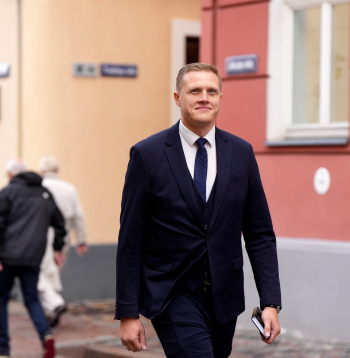 Jānis Dombrava pie Saeimas ēkas, kur notiek Nacionālās apvienības rīkots pikets viņa atbalstam.