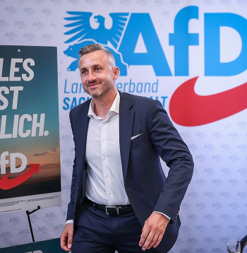 Trīsdesmit piecus gadus vecais Ulrihs Zīgmunds svētdien landtāga vēlēšanās Saksijā-Anhaltē būs labējās partijas "Alternatīva Vācijai" vadošais kandidāts. Partijas priekšvēlēšanu plakāts sola: "Iespējams ir viss."