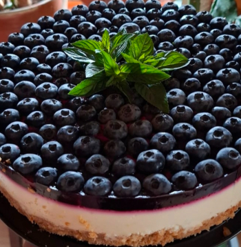 Biezpiena kūka ar ogām.
