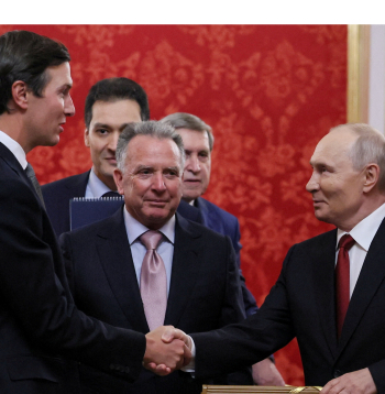 Krievijas prezidents Vladimirs Putins sarokojas ar ASV prezidenta Donalda Trampa znotu Džaredu Kušneru, kamēr līdzās stāv ASV īpašais sūtnis Stīvs Vitkofs. Tikšanās Kremlī, Maskavā, 2026. gada 5. septembrī.