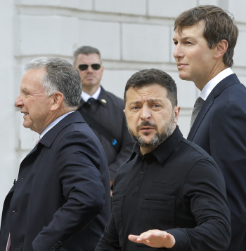 Ukrainas prezidents Volodimirs Zelenskis (centrā) sarunājas ar mediju pārstāvjiem, kopā ar ASV īpašajiem miera sūtņiem Stīvu Vitkofu (pa kreisi) un Džaredu Kušneru dodoties uz tikšanos netālu no Svētās Sofijas katedrāles Kijivā, Ukrainā, 2026. gada 6. septembrī. ASV sūtņi Kijivā ieradās uz sarunām ar Zelenski un viņa komandu dienu pēc vizītes Maskavā.