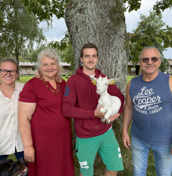 Latvijas kazkopības nozares pamatlicēji – ģimenes uzņēmuma SIA "Līcīši LTD" saimnieki (no kreisās): Līga Marcinkoniene, viņas māte, Latvijas Kazu audzētāju apvienības dibinātāja Māra Liepiņa, dēls Augusts Liepiņš un dzīvesbiedrs Aivars Liepiņš. Augustam rokās trīs mēnešus vecā kaziņa Čiepa.