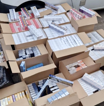 Likumsargi Ziepniekkalnā aizturējuši iepriekš sodītu nelegālo cigarešu tirgotāju, kura automašīnās atrasti 847 800 cigarešu bez Latvijas akcīzes markām.