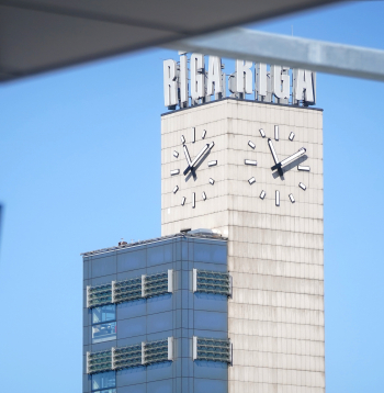Skats uz Rīgas centrālās stacijas pulksteni no Rīgas Centrālās stacijas dienvidu daļas.