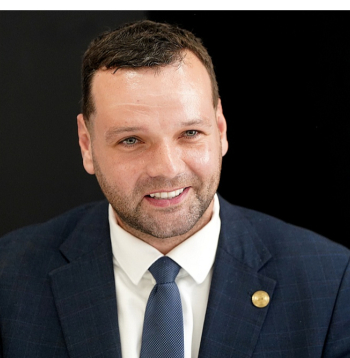 Labklājības ministrs Reinis Uzulnieks virza būtībā pareizu, bet šobrīd finansiāli nepaceļamu ideju – ieviest bāzes pensijas Latvijā.