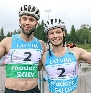 Raimo Vīgants (no kreisās) un Lauris Kaparkalējs – pasaules čempioni komandu sprintā rollerslēpošanā. Raimo tika arī pie zelta masu starta distancē, bet Lauris – pie bronzas individuālajā sprintā.