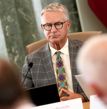 Kultūras ministrs Nauris Puntulis tikšanās laikā ar nevalstisko organizāciju (NVO) pārstāvjiem Ministru kabinetā, lai pārrunātu jautājumus, kas saistīti ar šo organizāciju darbību Latvijā, kā arī iepazītos ar NVO finansēšanas principiem valsts pārvaldē.