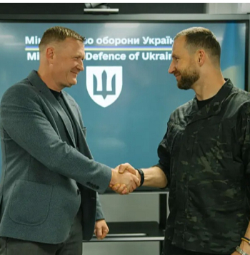 Latvijas aizsardzības ministrs Raivis Melnis (no kreisās) kopā ar Ukrainas kolēģi Evgeņiju Khmaru tikās 29. augustā un vienojās par steidzamām piegādēm no Latvijas.