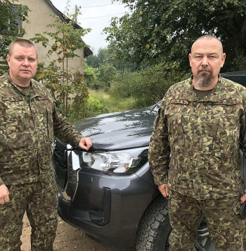 Pulkvežleitnants Kaspars Skudrovs (no kreisās) un kapteinis Ralfs Vēveris pie vienas no atsavinātajām ēkām poligonā "Sēlija". Pulkvežleitnants Kaspars Skudrovs (no kreisās) un kapteinis Ralfs Vēveris pie vienas no atsavinātajām ēkām poligonā "Sēlija".