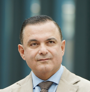 Veselības ministrs Hosams Abu Meri. Veselības ministrs Hosams Abu Meri.