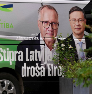 Partiju apvienības "Jaunā vienotība" reklāma uz auto pirms 15. Saeimas vēlēšanām Rīgā.