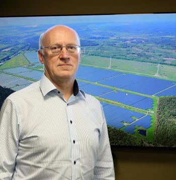 Biedrības "Latvijas Atjaunojamās enerģijas alianse" valdes priekšsēdētājs Alnis Bāliņš: "Nenoteiktība par to, kura iestāde izsniedz atļaujas, saskaņo tīkla pieslēgumus un pārvalda enerģētikas politiku, tieši paaugstina projektu finansēšanas izmaksas un galarezultātā – elektroenerģijas cenu."