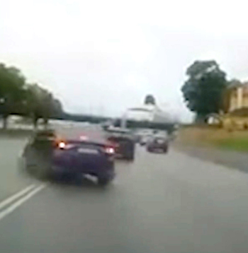 Spriežot pēc video kadriem, izskatās, ka vadītājam zīmes un līnijas vispār neinteresē. 