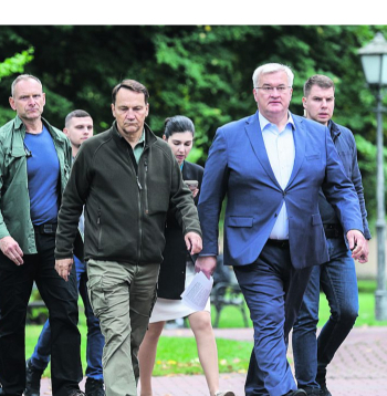 Polijas ārlietu ministrs Radoslavs Sikorskis (priekšplānā no kreisās), svētdien Kijivā tiekoties ar Ukrainas kolēģi Andriju Sibihu, atzina, ka Krievijas dronu trieciens "dažus simtus metru" no Polijas robežas ir drauds arī Polijai. Polijas ārlietu ministrs Radoslavs Sikorskis (priekšplānā no kreisās), svētdien Kijivā tiekoties ar Ukrainas kolēģi Andriju Sibihu, atzina, ka Krievijas dronu trieciens "dažus simtus metru" no Polijas robežas ir drauds arī Polijai.