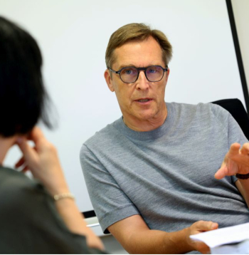 "Diemžēl jāatzīst, ka liela daļa sieviešu neapzinās savas emocionālās problēmas," saka Elmārs Rancāns, Rīgas Stradiņa universtiātes Psihiatrijas un narkoloģijas katedras vadītājs. "Diemžēl jāatzīst, ka liela daļa sieviešu neapzinās savas emocionālās problēmas," saka Elmārs Rancāns, Rīgas Stradiņa universtiātes Psihiatrijas un narkoloģijas katedras vadītājs.