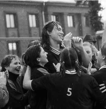 Kārlis Arnolds Avots (centrā) filmā spēlē pusaudzi Uļjanu Semjonovu, kura pamazām ielaužas basketbola spēlē. Kārlis Arnolds Avots (centrā) filmā spēlē pusaudzi Uļjanu Semjonovu, kura pamazām ielaužas basketbola spēlē.