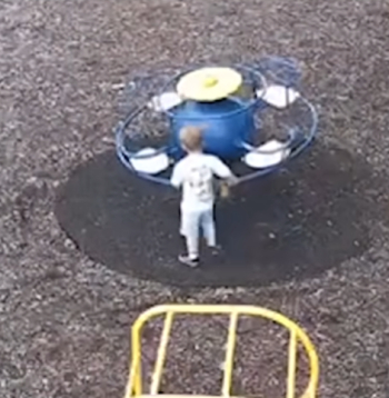 Noa Vudss videonovērošanas kameras ierakstā. Noa Vudss videonovērošanas kameras ierakstā.