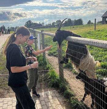 "Siguldas zoo" ar burkāniem var pabarot Holandes pundurkazas un kazlēnus. "Siguldas zoo" ar burkāniem var pabarot Holandes pundurkazas un kazlēnus.