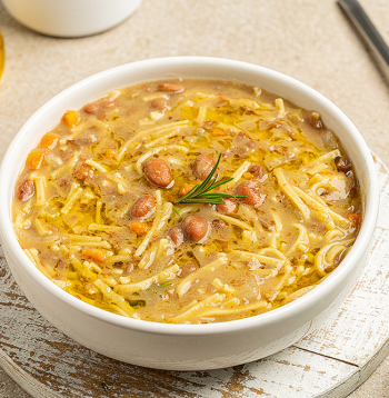 Pupiņu un pastas zupa.