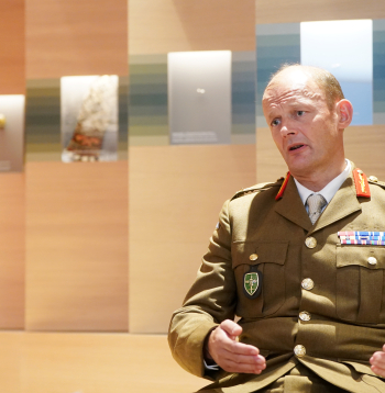 NATO Apvienoto spēku pavēlniecības Brunsumā komandiera vietnieks ģenerālleitnants Džons Mīds (John Mead). NATO Apvienoto spēku pavēlniecības Brunsumā komandiera vietnieks ģenerālleitnants Džons Mīds (John Mead).